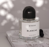 ¿Aplicarse perfume antes de dormir realmente ayuda a descansar?