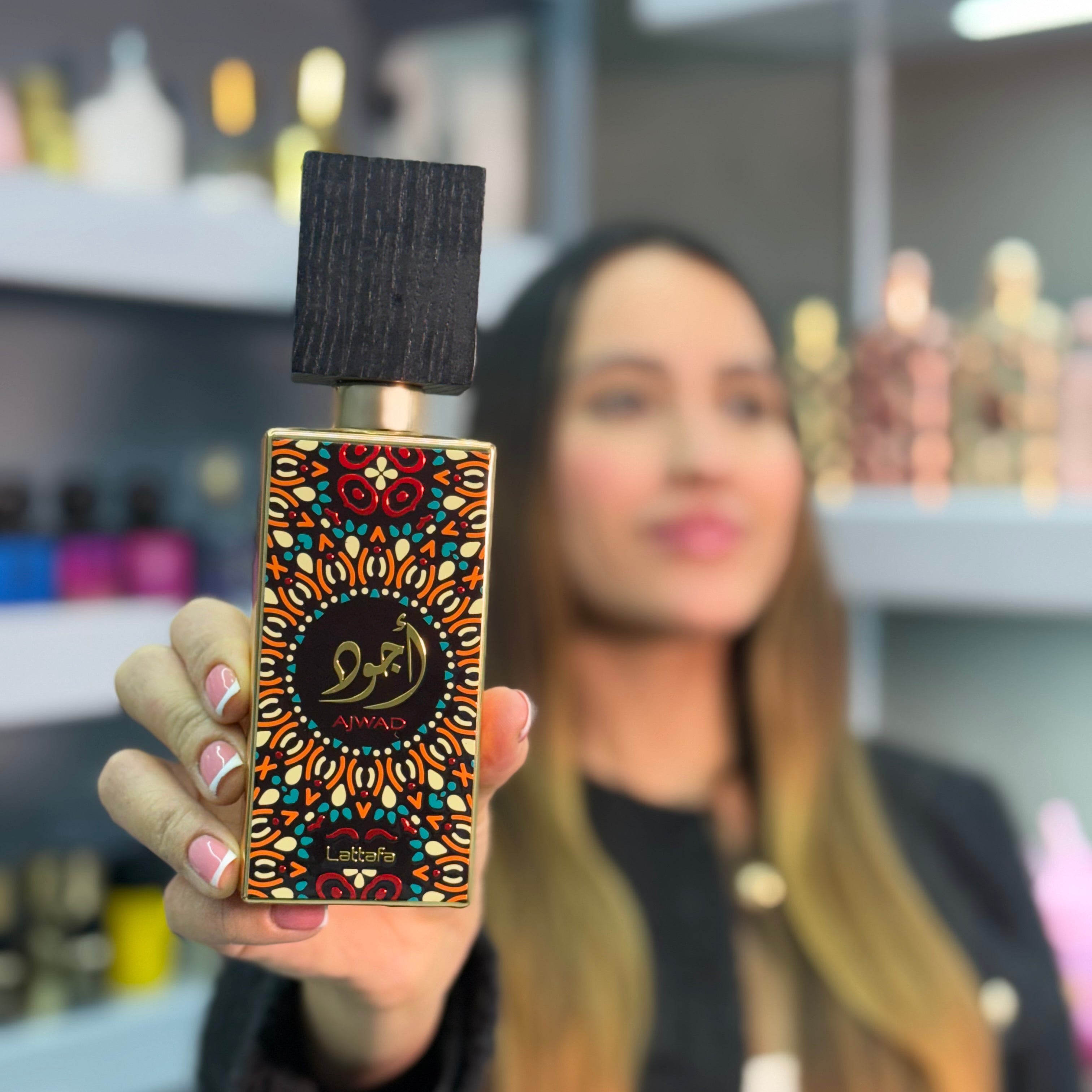 Lattafa Ajwad Eau de Parfum Unisex, fragancia frutal, floral, dulce, amaderada y almizclada